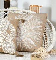 Dekokissen mit Palmenblätter-Motiv in Natur und Weiß auf Sofa dekoriert