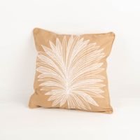 Das hochwertige Dekokissen Palmen-Blätter mit Jute-Kederumrandung Baumwolle natur weiß 50x50cm besticht durch sein großes, weißes Blattmotiv auf naturfarbenem Grund. Ideal für sommerliche Dekorationen oder einen entspannten Boho-Look - Vollansicht