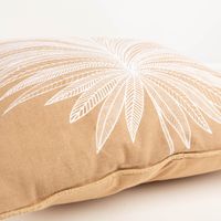 Das hochwertige Dekokissen Palmen-Blätter mit Jute-Kederumrandung Baumwolle natur weiß 50x50cm besticht durch sein großes, weißes Blattmotiv auf naturfarbenem Grund. Ideal für sommerliche Dekorationen oder einen entspannten Boho-Look - von der Seite