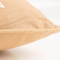 93660-Dekokissen-Palmen-Blaetter-mit-Jute-Kederumrandung-Baumwolle-natur-weiss-50x50cm-IMG-5451.jpg Das hochwertige Dekokissen Palmen-Blätter mit Jute-Kederumrandung Baumwolle natur weiß 50x50cm besticht durch sein großes, weißes Blattmotiv auf naturfarbenem Grund. Ideal für sommerliche Dekorationen oder einen entspannten Boho-Look - Kissenecke