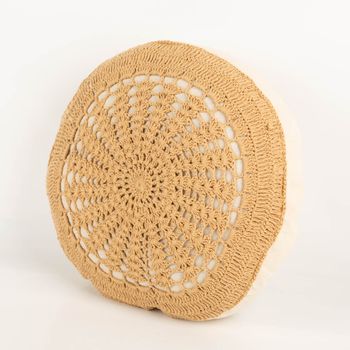 Das hochwertige Dekokissen Sitzkissen rund aus Baumwolle mit Häkel-Dessin natur wollweiß 45x45x8cm besticht durch seine filigrane Häkel-Optik. Ideal für gemütliche Akzente im Boho-Stil - Nahaufnahme