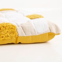 Das hochwertige Sitzkissen mit Bindebänder Gänseblümchen 16-Punkt-Steppung gelb natur weiß 38x38cm besticht durch sein florales Muster und die gelben Bänder. Ideal für hölzerne Gartenstühle oder Küchenstühle - Kissenecke