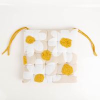 93662-Sitzkissen-mit-Bindebaender-Gaensebluemchen-16-Punkt-Steppung-gelb-natur-weiss-38x38cm-IMG-5518.jpg Das hochwertige Sitzkissen mit Bindebänder Gänseblümchen 16-Punkt-Steppung gelb natur weiß 38x38cm besticht durch sein florales Muster und die gelben Bänder. Ideal für hölzerne Gartenstühle oder Küchenstühle - Vollansicht