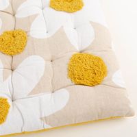 93662-Sitzkissen-mit-Bindebaender-Gaensebluemchen-16-Punkt-Steppung-gelb-natur-weiss-38x38cm-IMG-5522.jpg Das hochwertige Sitzkissen mit Bindebänder Gänseblümchen 16-Punkt-Steppung gelb natur weiß 38x38cm besticht durch sein florales Muster und die gelben Bänder. Ideal für hölzerne Gartenstühle oder Küchenstühle - Detailaufnahme