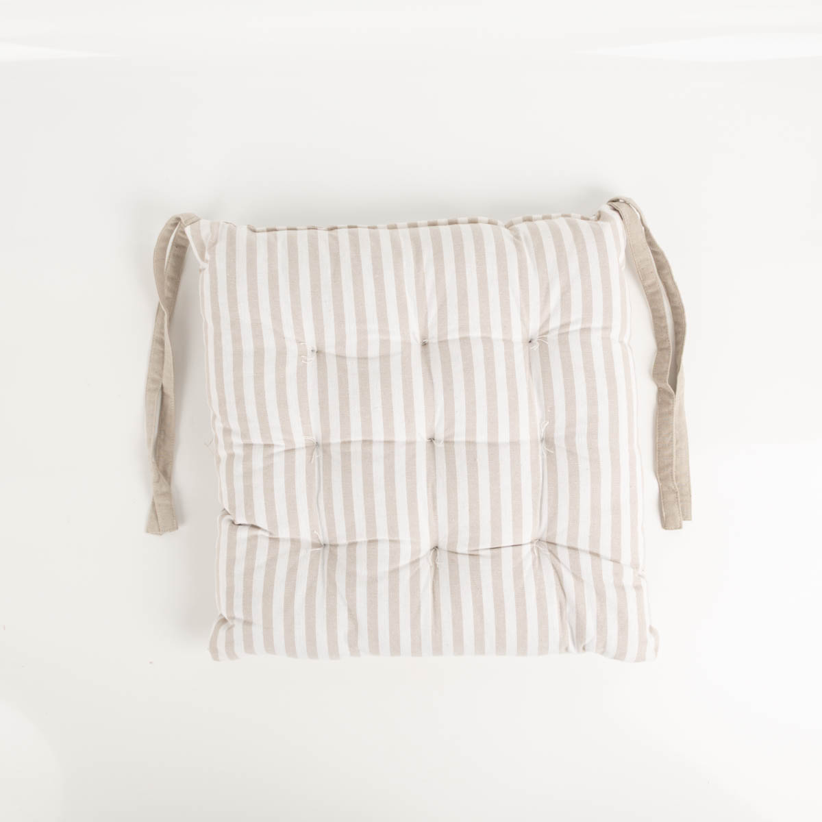 93665-Sitzkissen-mit-Bindebaender-zweiseitig-Karo-Streifen-natur-wollweiss-40x40cm-IMG-5525.jpg Das hochwertige Sitzkissen mit Bindebänder zweiseitig Karo Streifen natur wollweiß 40x40cm besticht durch sein zeitloses Streifendesign in sanften Naturtönen. Ideal für einen gemütlichen Landhausstil - Vollansicht