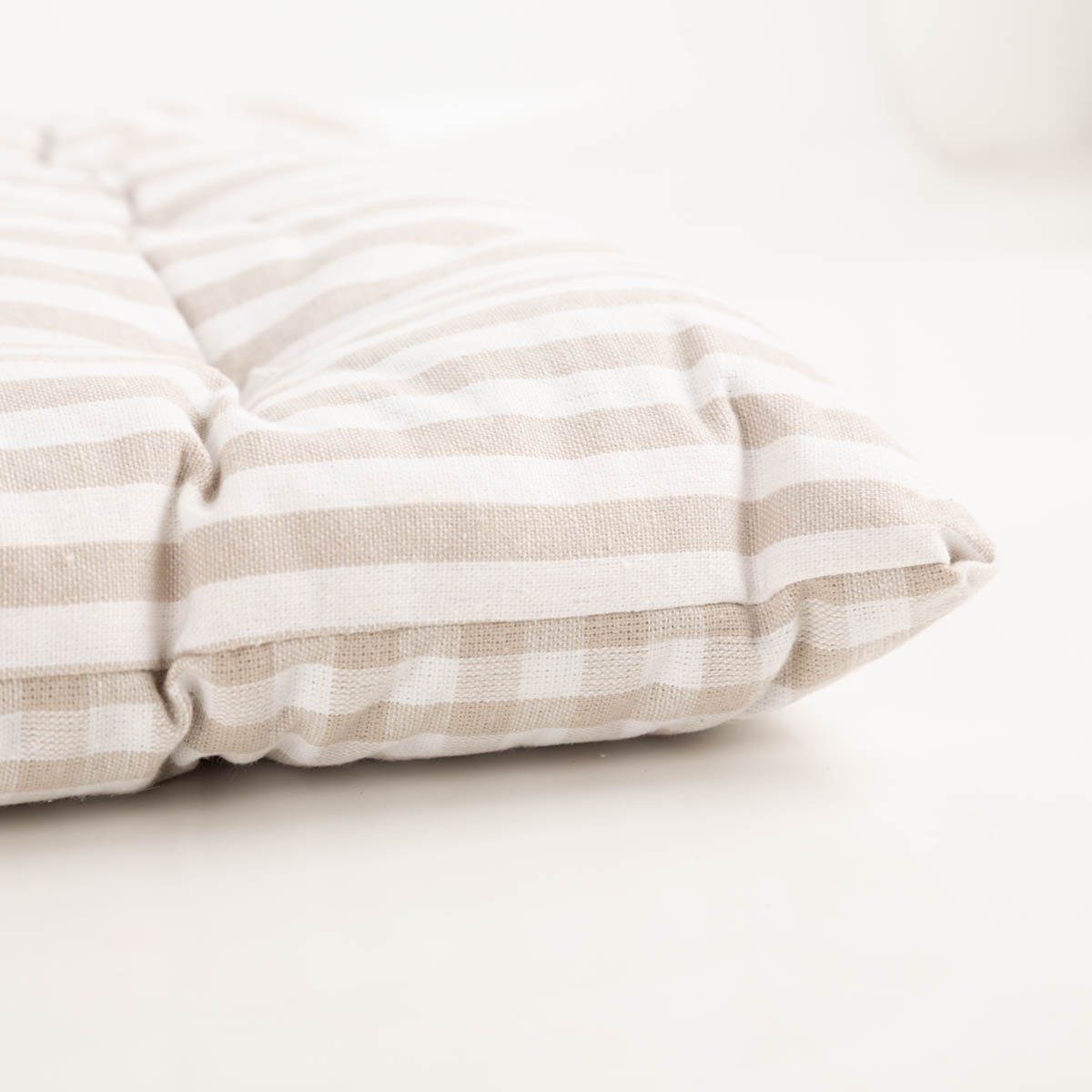 93665-Sitzkissen-mit-Bindebaender-zweiseitig-Karo-Streifen-natur-wollweiss-40x40cm-IMG-5526.jpg Das hochwertige Sitzkissen mit Bindebänder zweiseitig Karo Streifen natur wollweiß 40x40cm besticht durch sein zeitloses Streifendesign in sanften Naturtönen. Ideal für einen gemütlichen Landhausstil - Kissenecke