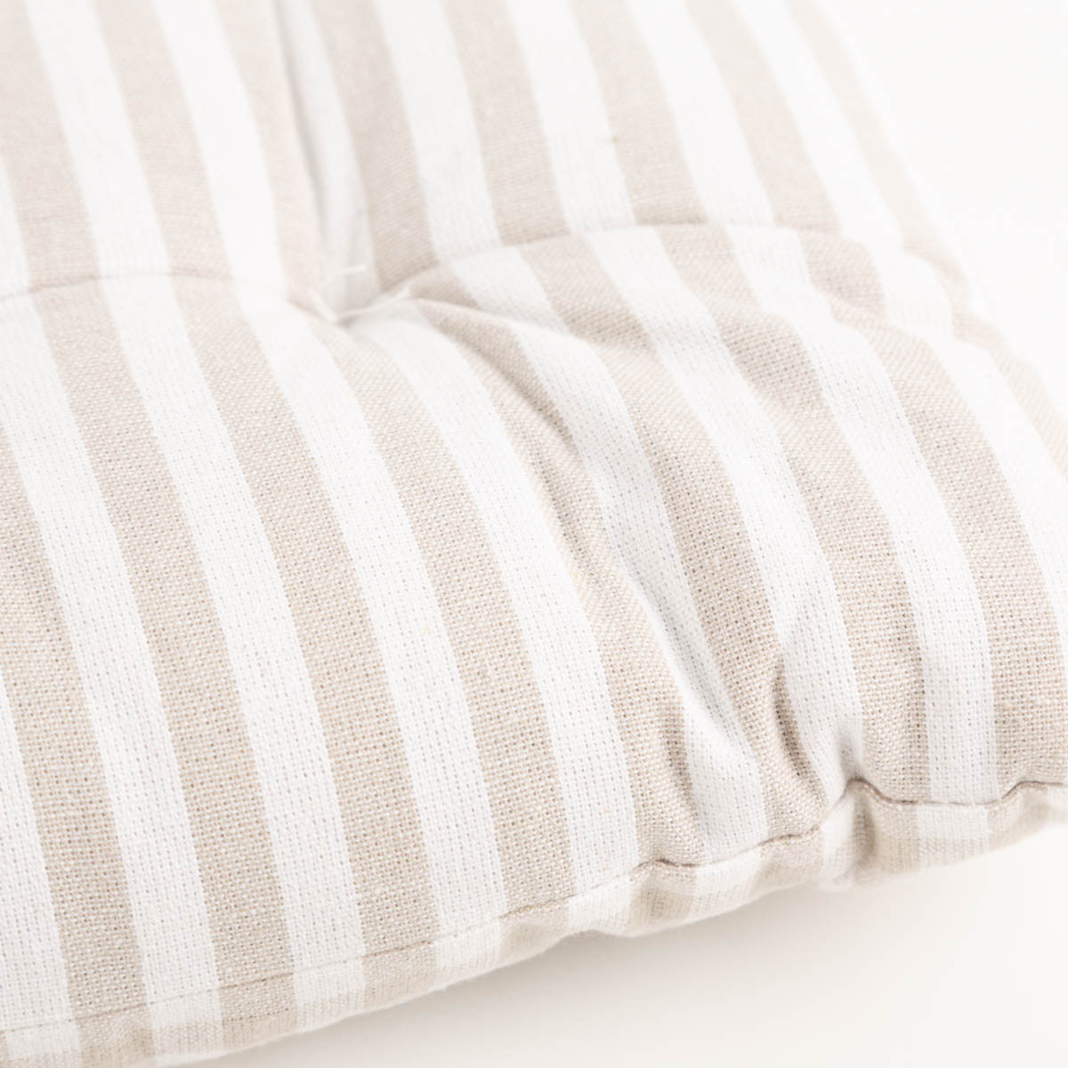 93665-Sitzkissen-mit-Bindebaender-zweiseitig-Karo-Streifen-natur-wollweiss-40x40cm-IMG-5528.jpg Das hochwertige Sitzkissen mit Bindebänder zweiseitig Karo Streifen natur wollweiß 40x40cm besticht durch sein zeitloses Streifendesign in sanften Naturtönen. Ideal für einen gemütlichen Landhausstil - Detailaufnahme