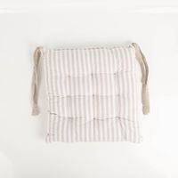 93665-Sitzkissen-mit-Bindebaender-zweiseitig-Karo-Streifen-natur-wollweiss-40x40cm-IMG-5525.jpg Das hochwertige Sitzkissen mit Bindebänder zweiseitig Karo Streifen natur wollweiß 40x40cm besticht durch sein zeitloses Streifendesign in sanften Naturtönen. Ideal für einen gemütlichen Landhausstil - Vollansicht