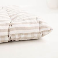 93665-Sitzkissen-mit-Bindebaender-zweiseitig-Karo-Streifen-natur-wollweiss-40x40cm-IMG-5526.jpg Das hochwertige Sitzkissen mit Bindebänder zweiseitig Karo Streifen natur wollweiß 40x40cm besticht durch sein zeitloses Streifendesign in sanften Naturtönen. Ideal für einen gemütlichen Landhausstil - Kissenecke