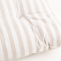 93665-Sitzkissen-mit-Bindebaender-zweiseitig-Karo-Streifen-natur-wollweiss-40x40cm-IMG-5528.jpg Das hochwertige Sitzkissen mit Bindebänder zweiseitig Karo Streifen natur wollweiß 40x40cm besticht durch sein zeitloses Streifendesign in sanften Naturtönen. Ideal für einen gemütlichen Landhausstil - Detailaufnahme