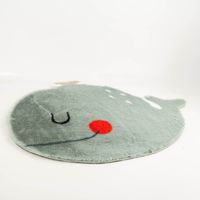 Der hochwertige Kinderteppich Walfisch Moby kuschelweich waschbar blau 85x60cm besticht durch sein schlafendes Gesicht mit roten Wangen. Ideal als weiche Spielunterlage oder gemütlicher Bettvorleger im Kinderzimmer - Detailaufnahme