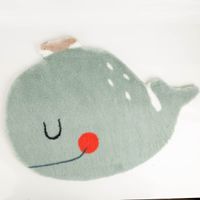 93666-Kinderteppich-Walfisch-Moby-kuschelweich-waschbar-blau-85x60cm-IMG-5440.jpg Der hochwertige Kinderteppich Walfisch Moby kuschelweich waschbar blau 85x60cm besticht durch sein schlafendes Gesicht mit roten Wangen. Ideal als weiche Spielunterlage oder gemütlicher Bettvorleger im Kinderzimmer - Vollansicht