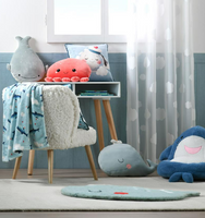 93666-Kinderteppich-Walfisch-Moby-kuschelweich-waschbar-blau-85x60cm-Screenshot-2026-01-25-151939.png Kinderteppich in Walfischform in Blau mit liebevollen Details in Kinderzimmer-Wohnambiente