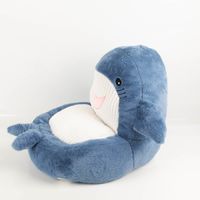 93667-Kinder-Sessel-Sitzkissen-Walfisch-Moby-Pluesch-Cord-kuschelweich-blau-45x45x45cm-IMG-5415.jpg Der hochwertige Kinder-Sessel Sitzkissen Walfisch Moby Plüsch Cord kuschelweich blau 45x45x45cm besticht durch sein freundliches Design. Ideal für gemütliche Lesestunden oder als weiches Dekoelement im Kinderzimmer - von der Seite