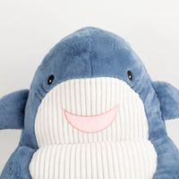 93667-Kinder-Sessel-Sitzkissen-Walfisch-Moby-Pluesch-Cord-kuschelweich-blau-45x45x45cm-IMG-5418.jpg Der hochwertige Kinder-Sessel Sitzkissen Walfisch Moby Plüsch Cord kuschelweich blau 45x45x45cm besticht durch sein freundliches Design. Ideal für gemütliche Lesestunden oder als weiches Dekoelement im Kinderzimmer - Nahaufnahme