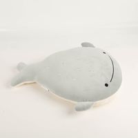 93669-Kinderkissen-Walfisch-Moby-aus-Pluesch-blau-30x40-cm-kuschelweich-IMG-5422.jpg Das kuschelige Kinderkissen Walfisch Moby aus Plüsch blau 30x40 cm besticht durch seine sanfte, graublaue Farbe und weiche Haptik. Ideal als gemütliches Kopfkissen oder dekoratives Accessoire - Nahaufnahme
