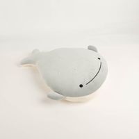 93669-Kinderkissen-Walfisch-Moby-aus-Pluesch-blau-30x40-cm-kuschelweich-IMG-5423.jpg Das kuschelige Kinderkissen Walfisch Moby aus Plüsch blau 30x40 cm besticht durch seine sanfte, graublaue Farbe und weiche Haptik. Ideal als gemütliches Kopfkissen oder dekoratives Accessoire - Vollansicht