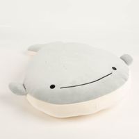 93669-Kinderkissen-Walfisch-Moby-aus-Pluesch-blau-30x40-cm-kuschelweich-IMG-5425.jpg Das kuschelige Kinderkissen Walfisch Moby aus Plüsch blau 30x40 cm besticht durch seine sanfte, graublaue Farbe und weiche Haptik. Ideal als gemütliches Kopfkissen oder dekoratives Accessoire - Detailaufnahme