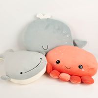 93669-Kinderkissen-Walfisch-Moby-aus-Pluesch-blau-30x40-cm-kuschelweich-IMG-5437.jpg Das kuschelige Kinderkissen Walfisch Moby aus Plüsch blau 30x40 cm besticht durch seine sanfte, graublaue Farbe und weiche Haptik. Ideal als gemütliches Kopfkissen oder dekoratives Accessoire - mit weiteren Kinderkissen praesentiert