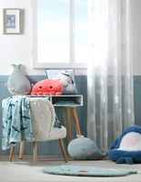 93669-Kinderkissen-Walfisch-Moby-aus-Pluesch-blau-30x40-cm-kuschelweich-Screenshot-2026-01-25-162111.png Das kuschelige Kinderkissen Walfisch Moby aus Plüsch blau 30x40 cm besticht durch seine sanfte, graublaue Farbe und weiche Haptik. Ideal als gemütliches Kopfkissen oder dekoratives Accessoire - in Szene gesetzt