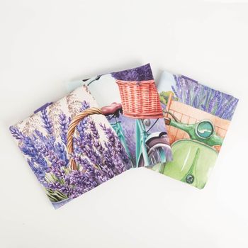 Das hochwertige Geschirrtücher Lavendel 3er Set aus Baumwolle 50x70 cm französisches Dessin besticht durch idyllische Motive mit Lavendel, Fahrrädern und Rollern. Ideal für einen charmanten Landhaus-Look in Ihrer Küche - Vollansicht