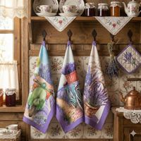 Das hochwertige Geschirrtücher Lavendel 3er Set aus Baumwolle 50x70 cm französisches Dessin besticht durch idyllische Motive mit Lavendel, Fahrrädern und Rollern. Ideal für einen charmanten Landhaus-Look in Ihrer Küche - in der Kueche praesentiert
