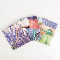 Das hochwertige Geschirrtücher Lavendel 3er Set aus Baumwolle 50x70 cm französisches Dessin besticht durch idyllische Motive mit Lavendel, Fahrrädern und Rollern. Ideal für einen charmanten Landhaus-Look in Ihrer Küche - Vollansicht