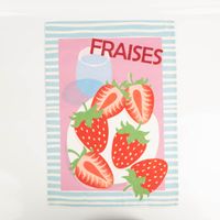 Das hochwertige Geschirrtücher Früchte 3er Set aus Baumwolle 50x70 cm französisches Dessin besticht durch farbenfrohe Sommermotive mit Erdbeeren, Kirschen und Zitronen. Ideal für frische Farbtupfer in Ihrer Küche - Nahaufnahme des Erdbeermotivs