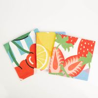93673-Geschirrtuecher-Fruechte-3er-Set-aus-Baumwolle-50x70-cm-franzoesisches-Dessin-IMG-5550.jpg Das hochwertige Geschirrtücher Früchte 3er Set aus Baumwolle 50x70 cm französisches Dessin besticht durch farbenfrohe Sommermotive mit Erdbeeren, Kirschen und Zitronen. Ideal für frische Farbtupfer in Ihrer Küche - Vollansicht als Set