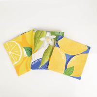 Gefaltete Geschirrtücher Zitronen 3er Set aus Baumwolle 50x70 cm mit gelben Zitronen und blauem Muster.