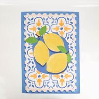 Geschirrtuch aus dem Zitronen 3er Set Baumwolle 50x70 cm mit großen gelben Zitronen auf blauem Fliesenmuster.