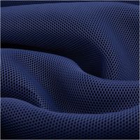 93677-Mesh-Stoff-3D-Wabenstruktur-Martindale-30-000-tintenblau-schwarz-150cm-Stoffbreite-IMG-7610.jpg Dieser hochwertige Mesh Stoff 3D Wabenstruktur Martindale 30.000 tintenblau schwarz 150cm Stoffbreite besticht durch seine markante, tiefblaue Textur und die robuste technische Beschaffenheit. Ein langlebiger Funktionsstoff - stilvoll drapiert