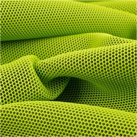 Hochwertiger Mesh Stoff 3D Wabenstruktur Martindale 30.000 limegrün schwarz 150cm Stoffbreite besticht durch seine leuchtende, neongrüne Textur und robuste technische Beschaffenheit. Ein langlebiger Funktionsstoff - stilvoll drapiert