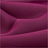 Dieser hochwertige Mesh Stoff 3D Wabenstruktur Martindale 30.000 pink schwarz 150cm Stoffbreite besticht durch seine markante, tiefpinke Textur und die robuste technische Beschaffenheit. Ein langlebiger Funktionsstoff - stilvoll drapiert