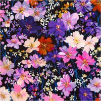 Der hochwertige Viskose Stoff für Bekleidung Blumen lila 140cm Stoffbreite besticht durch ein dichtes Blütenmeer in verschiedenen Violett-, Pink- und Orangetönen auf dunklem Grund. Ein fließendes Material für kreative Nähprojekte - Nahaufnahme