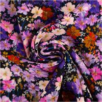 93684-Viskose-Stoff-fuer-Bekleidung-Blumen-lila-140cm-Stoffbreite-IMG-6886.jpg Der hochwertige Viskose Stoff für Bekleidung Blumen lila 140cm Stoffbreite besticht durch ein dichtes Blütenmeer in verschiedenen Violett-, Pink- und Orangetönen auf dunklem Grund. Ein fließendes Material für kreative Nähprojekte - kunstvoll eingedreht in