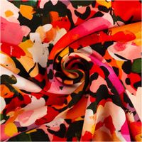 Der hochwertige Viskose Stoff für Bekleidung Aquarell-Blüten rosa grün 140cm Stoffbreite besticht durch sein abstraktes Muster in kräftigem Pink, Gelb und Rot. Ein fließendes Material für kreative Nähprojekte - kunstvoll eingedreht in Falten
