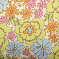 Der hochwertige Viskose Stoff für Bekleidung Pastell Blüten grün gelb blau 140cm Stoffbreite besticht durch sein fröhliches Retro-Blumenmuster in sanften Pastelltönen. Ein fließendes Material für kreative Nähprojekte - Nahaufnahme