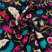 93690-Viskose-Stoff-fuer-Bekleidung-Blumen-abstrakt-blau-pink-140cm-Stoffbreite-IMG-6906.jpg Der hochwertige Viskose Stoff für Bekleidung Blumen abstrakt blau pink 140cm Stoffbreite besticht durch leuchtende pinke Blüten und türkise Blätter auf dunklem Grund. Ein fließendes Material für kreative Nähprojekte - kunstvoll eingedreht in Falten