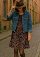 Model trägt Kleid aus Viskose Stoff mit großen abstrakten Blüten in Dunkelblau und Braun
