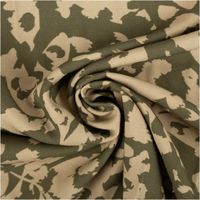 Der hochwertige Viskose Stoff für Bekleidung abstrakt khaki-grün 140cm Stoffbreite besticht durch sein modernes, großflächiges Muster in sanften Naturtönen. Ein fließendes Material für kreative Nähprojekte - kunstvoll eingedreht in Falten