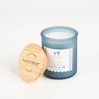 Die hochwertige Duftkerze Sojakerze Coastal Lush Palms im Glas mit Holzdeckel 40 Std Brenndauer von Paddywax besticht durch ihr matt-blaues Glasdesign. Ideal für sommerliche Frische - mit offenem Deckel