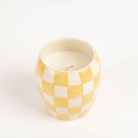 Die hochwertige Duftkerze Sojakerze Checkmate Keramiktopf 75Std Brenndauer Orchre von Paddywax besticht durch ihr ockerfarbenes Karomuster auf einem bauchigen Keramikgefäß. Ein sonniger Akzent für Ihr Zuhause - Vollansicht