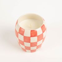 93698-Duftkerze-Sojakerze-Checkmate-Keramiktopf-75Std-Brenndauer-red-von-Paddywax-IMG-5675.jpg Die hochwertige Duftkerze Sojakerze Checkmate Keramiktopf 75Std Brenndauer red von Paddywax besticht durch ihr markantes rot-weißes Karomuster auf einem bauchigen Keramikgefäß. Ein stilvoller Blickfang für gemütliche Stunden - Nahaufnahme von oben