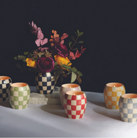Die hochwertige Duftkerze Sojakerze Checkmate Keramiktopf 75Std Brenndauer Lilac von Paddywax besticht durch ihr fliederfarbenes Karomuster auf einem bauchigen Keramikgefäß. Ein sanfter Farbtupfer für Ihr Zuhause - mit Blumen praesentiert