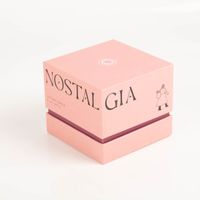Die hochwertige Duftkerze Sojakerze MOOD Nostalgia Mauve Pepper & Plum Glastopf in Geschenkbox 65Std Brenndauer von Paddywax besticht durch ihre elegante, rosafarbene Verpackung. Ein luxuriöses Geschenk - Vollansicht
