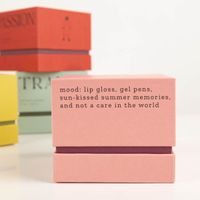 Die hochwertige Duftkerze Sojakerze MOOD Nostalgia Mauve Pepper & Plum Glastopf in Geschenkbox 65Std Brenndauer von Paddywax besticht durch ihre elegante, rosafarbene Verpackung. Ein luxuriöses Geschenk - in Szene gesetzt