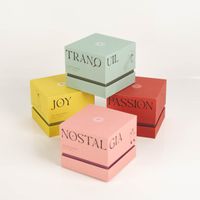 93700-Duftkerze-Sojakerze-MOOD-Nostalgia-Mauve-Pepper-und-Plum-Glastopf-in-Geschenkbox-65Std-Brenndauer-von-Paddywax-IMG-5764.jpg Die hochwertige Duftkerze Sojakerze MOOD Nostalgia Mauve Pepper & Plum Glastopf in Geschenkbox 65Std Brenndauer von Paddywax besticht durch ihre elegante, rosafarbene Verpackung. Ein luxuriöses Geschenk - mit weiteren Duftkerzen in Szene gesetzt