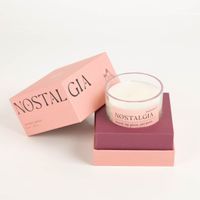 93700-Duftkerze-Sojakerze-MOOD-Nostalgia-Mauve-Pepper-und-Plum-Glastopf-in-Geschenkbox-65Std-Brenndauer-von-Paddywax-IMG-5766.jpg Die hochwertige Duftkerze Sojakerze MOOD Nostalgia Mauve Pepper & Plum Glastopf in Geschenkbox 65Std Brenndauer von Paddywax besticht durch ihre elegante, rosafarbene Verpackung. Ein luxuriöses Geschenk - offen praesentiert