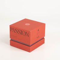 Die hochwertige Duftkerze Sojakerze MOOD Passion Red Saffron Rose Glastopf in Geschenkbox 65Std Brenndauer von Paddywax besticht durch ihre elegante, rote Verpackung. Ein luxuriöses Geschenk - Vollansicht